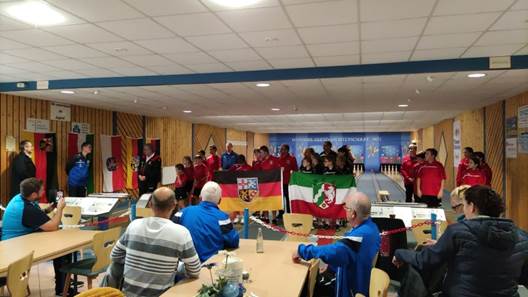 Ein Bild, das Decke, drinnen, Person, Personen enth�lt.

Automatisch generierte Beschreibung