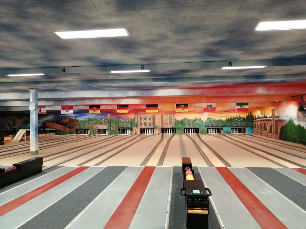 Ein Bild, das Szene, Weg, Stra�e, Spur enth�lt.

Automatisch generierte Beschreibung