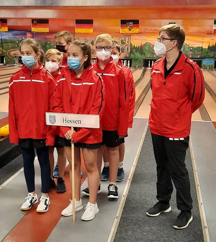 Ein Bild, das Person, Personen, stehend, Gruppe enth�lt.

Automatisch generierte Beschreibung