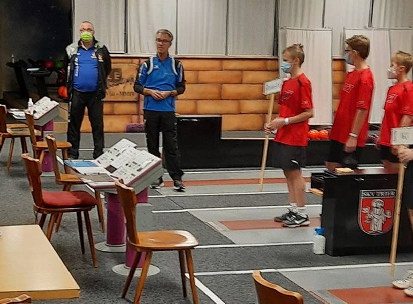 Ein Bild, das Boden, drinnen, Person, Raum enth�lt.

Automatisch generierte Beschreibung