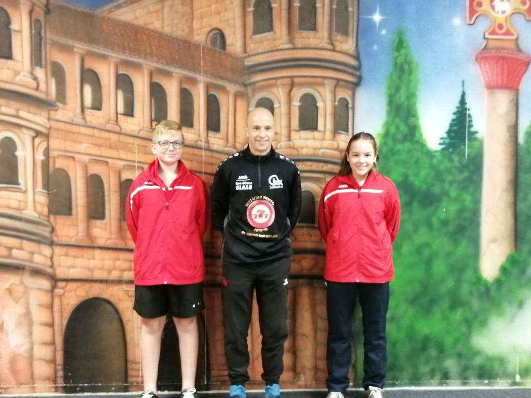 Ein Bild, das Geb�ude, Person, drau�en, stehend enth�lt.

Automatisch generierte Beschreibung