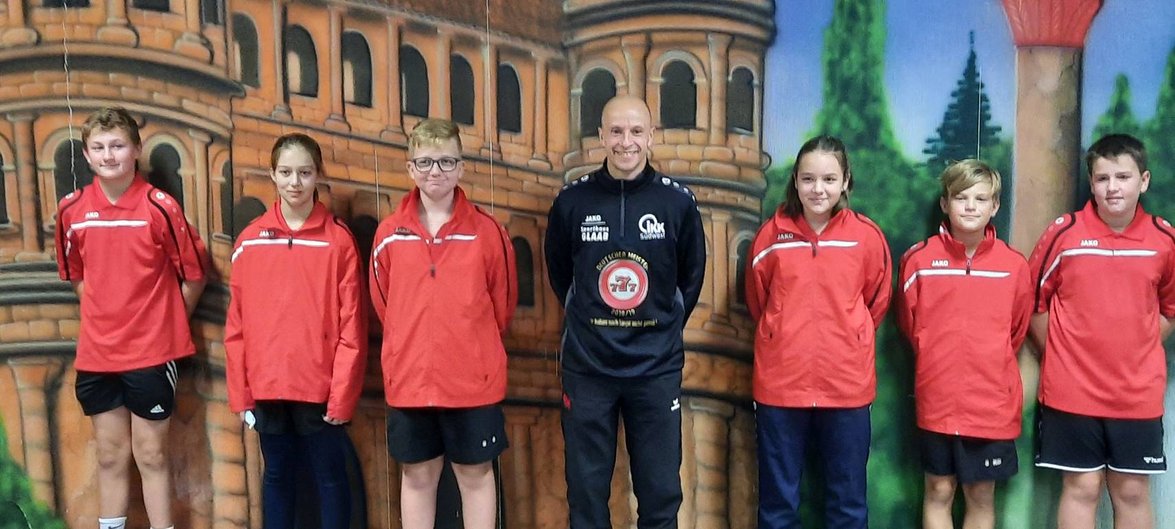 Ein Bild, das Person, darstellend, stehend, Gruppe enth�lt.

Automatisch generierte Beschreibung