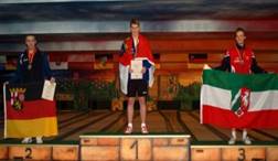 Ein Bild, das drinnen, Platz, Mann, stehend enth�lt.

Automatisch generierte Beschreibung