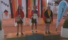 Ein Bild, das haltend, Frau, Tisch, stehend enth�lt.

Automatisch generierte Beschreibung