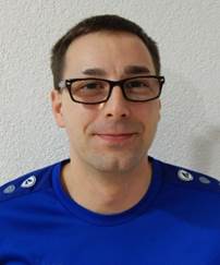 Ein Bild, das Menschliches Gesicht, Person, Kleidung, L�cheln enth�lt.

Automatisch generierte Beschreibung