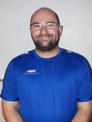 Ein Bild, das Mann, Person, stehend, haltend enth�lt.

Automatisch generierte Beschreibung