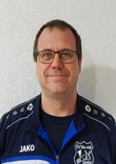 Ein Bild, das Person, Wand, Mann, drinnen enth�lt.

Automatisch generierte Beschreibung