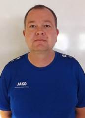 Ein Bild, das Person, Mann, drinnen, Hemd enth�lt.

Automatisch generierte Beschreibung