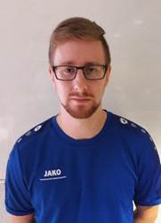 Ein Bild, das Person, Mann, Hemd, haltend enth�lt.

Automatisch generierte Beschreibung