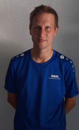 Ein Bild, das Person, Menschliches Gesicht, Kleidung, Sportshirt enth�lt.

Automatisch generierte Beschreibung