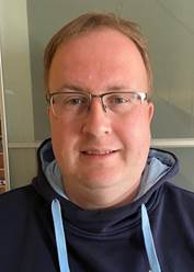 Ein Bild, das Person, Menschliches Gesicht, Kinn, Vorderkopf enth�lt.

Automatisch generierte Beschreibung