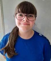 Ein Bild, das Person, Wand, blau, darstellend enthält.
Automatisch generierte Beschreibung