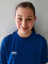 Ein Bild, das Person, Menschliches Gesicht, Lächeln, Kleidung enthält.
Automatisch generierte Beschreibung