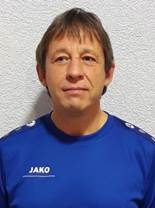 Ein Bild, das Menschliches Gesicht, Person, Kleidung, Kinn enthält.
Automatisch generierte Beschreibung