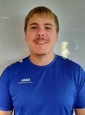 Ein Bild, das Person, Menschliches Gesicht, L�cheln, Kinn enth�lt.

Automatisch generierte Beschreibung