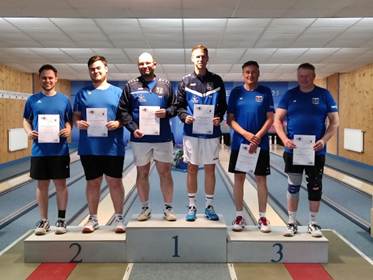 Ein Bild, das Person, Kleidung, Schuhwerk, Sport enth�lt.

KI-generierte Inhalte k�nnen fehlerhaft sein.