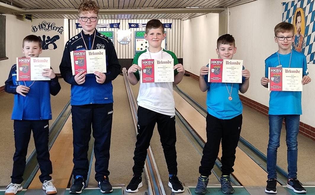 Ein Bild, das Person, Boden, stehend, drinnen enth�lt.

Automatisch generierte Beschreibung