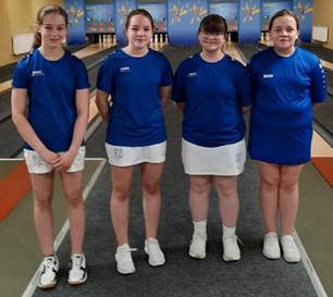 Ein Bild, das Person, darstellend, stehend, Gruppe enth�lt.

Automatisch generierte Beschreibung