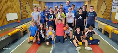 Ein Bild, das Person, Kleidung, Gruppe, Junge enth�lt.

Automatisch generierte Beschreibung