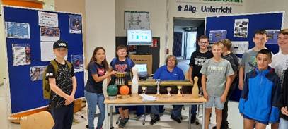 Ein Bild, das Kleidung, Text, Person, Schuhwerk enth�lt.

Automatisch generierte Beschreibung