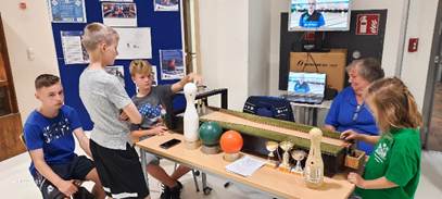 Ein Bild, das Kleidung, Person, Text, Im Haus enth�lt.

Automatisch generierte Beschreibung