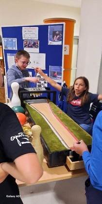 Ein Bild, das Person, Kleidung, Menschliches Gesicht, Text enth�lt.

Automatisch generierte Beschreibung