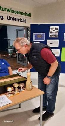 Ein Bild, das Kleidung, Person, Text, Wand enth�lt.

Automatisch generierte Beschreibung