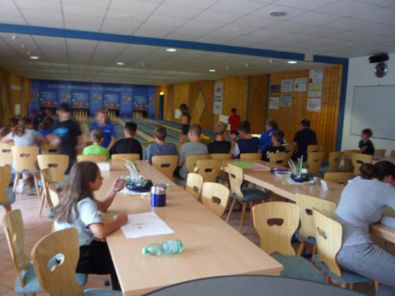 Ein Bild, das Im Haus, Mobiliar, Stuhl, Person enth�lt.

Automatisch generierte Beschreibung