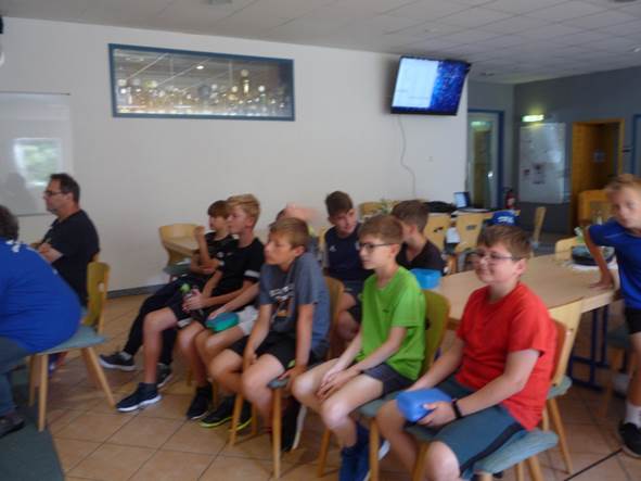 Ein Bild, das Kleidung, Person, Im Haus, Wand enth�lt.

Automatisch generierte Beschreibung