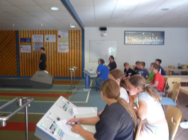 Ein Bild, das Kleidung, Person, Im Haus, Menschen enth�lt.

Automatisch generierte Beschreibung