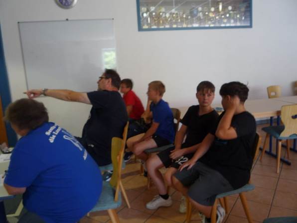 Ein Bild, das Kleidung, Person, Wand, Im Haus enth�lt.

Automatisch generierte Beschreibung